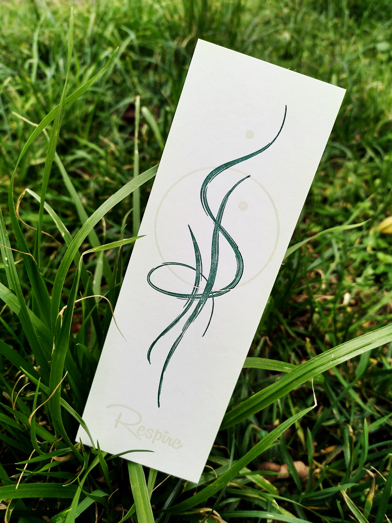 Carte de visite façon marque-page pour l'activité yoga de Guillemette de Gaudemar. Graphisme et impression Letterpress 4 couleurs recto/verso